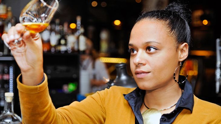 Eine Frau beim Whisky Tasting in der Bar Spirit of Sankt Louis im Hotel Bell Rock