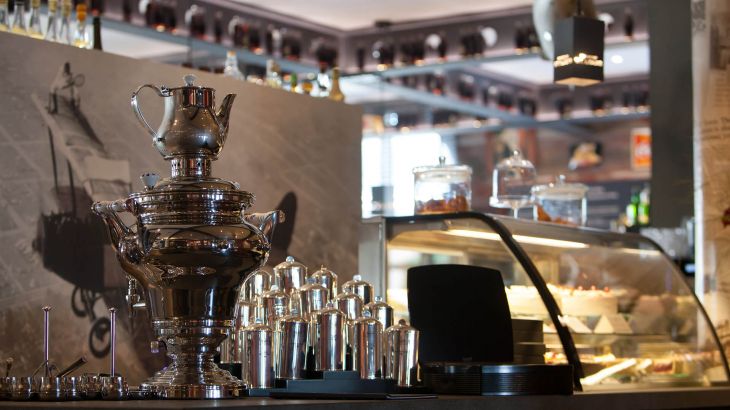 Samover und Teegläser neben der Kuchentheke in Bar Spirit of Sankt Louis