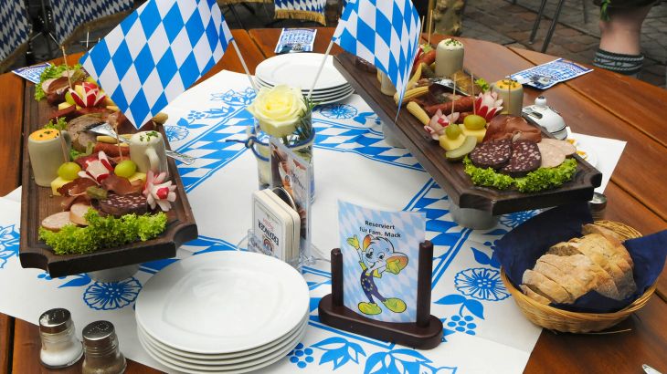 Vespertisch mit Wurst und Brot und Salat im Bayrisch-Badischen Biergarten