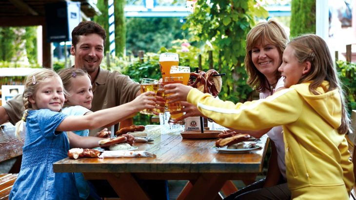 Eine Familie im Bayrisch-Badischen Biergarten