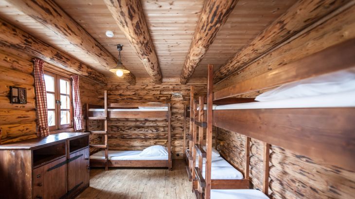 Blockhauszimmer im Camp Resort, Zimmer mit vier Hochbetten