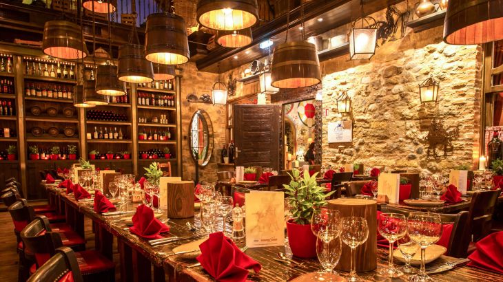 festlich angerichtete Tafel in der Bodega