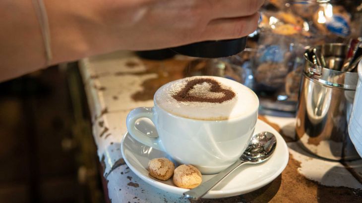 Ein mit einem Herz aus Kakaupulver dekorierter Café