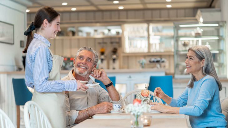 Ein Rentnerpaar trinkt im Cafe eine Tasse Kaffee