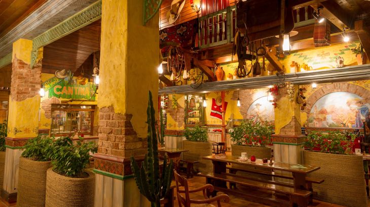 Rustikales Ambiente in der Cantina Amigo – dem Selbstbedienungsrestaurant in der Silver Lake City des Europa-Park Erlebnis-Resorts.