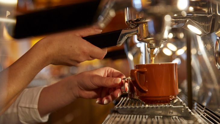 Mit einer Siebdruckmaschine wir ein frischer Kaffee zubereitet