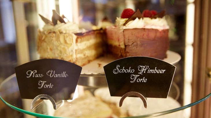 leckere Schoko Himbeer Torte und Nuss Vanille Torte