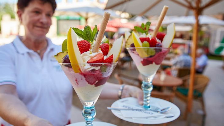 Zwei leckere Eisbecher mit frischen Erdbeeren