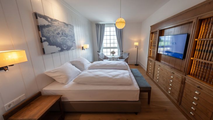 Deluxe-Zimmer Doppelbett, Fernseher mit hohem Fenster