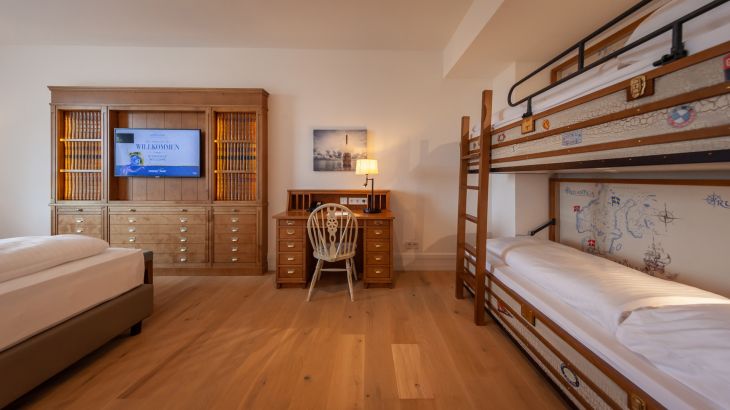 Deluxe-Zimmer Hotel Krønasår Hochbett, Doppelbett, Schreibtisch mit Stuhl und Fernseher