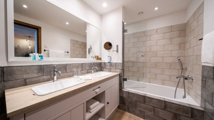 Duplex themasuite Nordman hotel Krønasår badkamer met bad