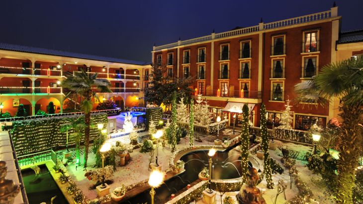 Winterlich beleuchteter Innenhof des Hotels "El Andaluz"