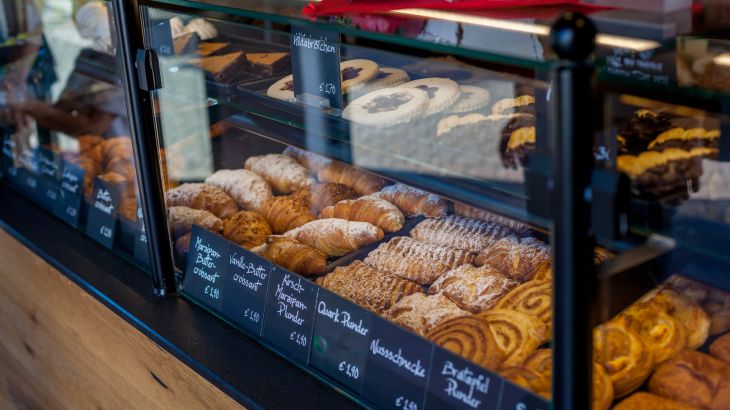 Elsässer Holzofenbäckerei Auslage mit süßen Stückchen