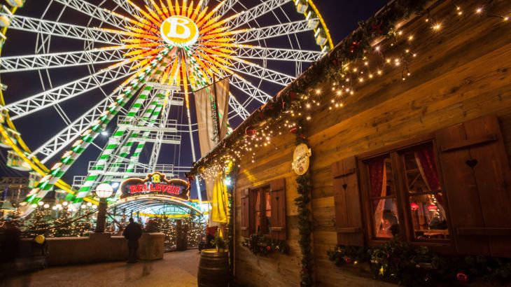 ERDINGER Urweisse Hütt'n von aussen mit beleuchtetem Riesenrad