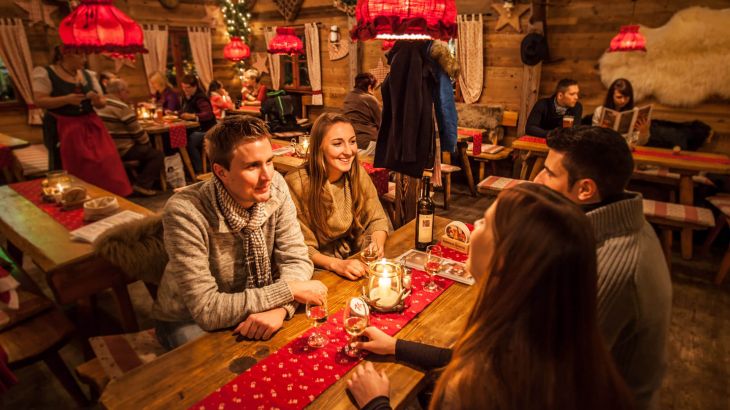 ERDINGER Urweisse Hütt'n zwei Pärchen trinken ein glas Wein miteinander