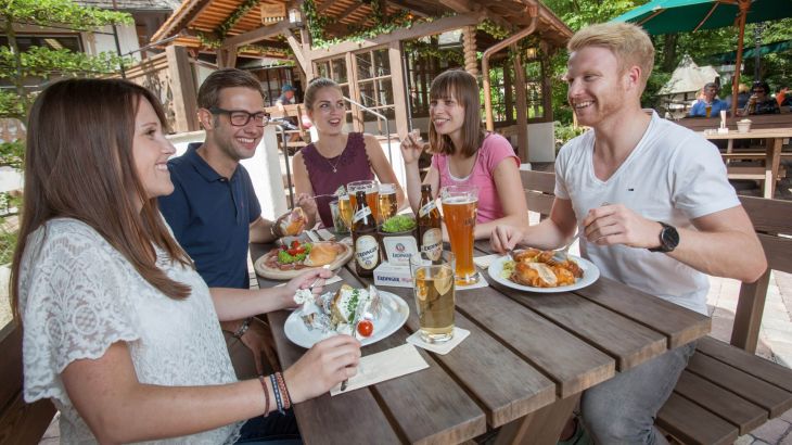 ERDINGER Weißbiergarten Gruppe an einem Tisch beim Essen