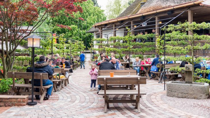 ERDINGER Weißbiergarten Tische mit Personen draußen