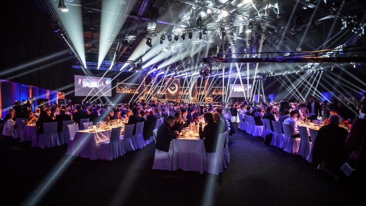 Europa-Park Arena mit Gästen gefüllter Saal an Tischen