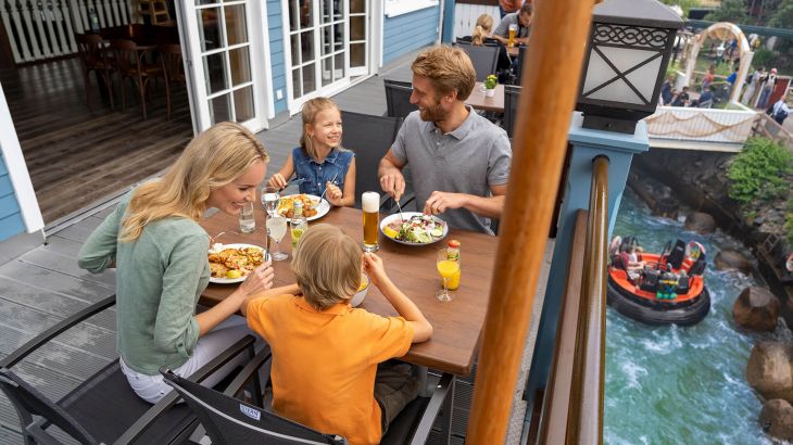 FJORD Restaurant Familie isst gemeinsam am Tisch