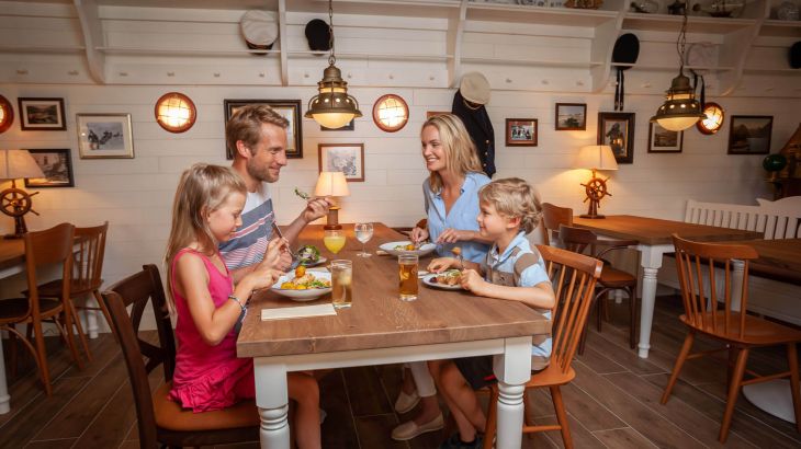 FJORD Restaurant am Tisch sitzt eine Familie beim Essen
