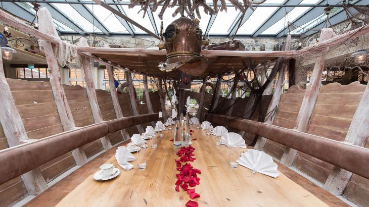 Hochzeitstafel im Schiffsrumpf des Harborside Restaurant