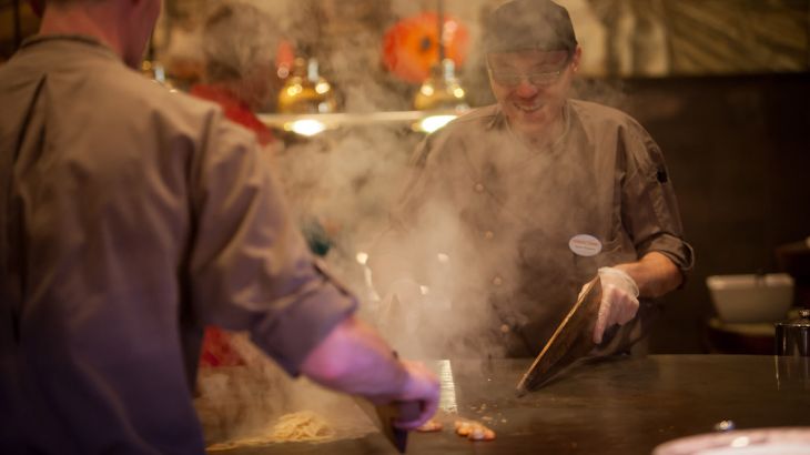 Zwei mongolische Köche bei der Zubereitung frischer Speisen