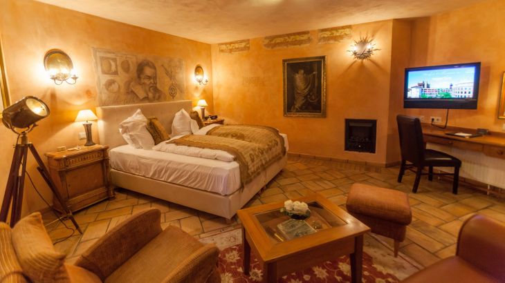 Juniorsuite Hotel Colosseo Schlafzimmer mit Fernseher und Sitzmöglichkeiten