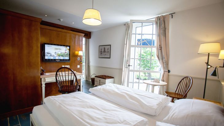 Komfort-Zimmer Hotel Bell Rock Schlafzimmer mit Fernseher und großem Fenster