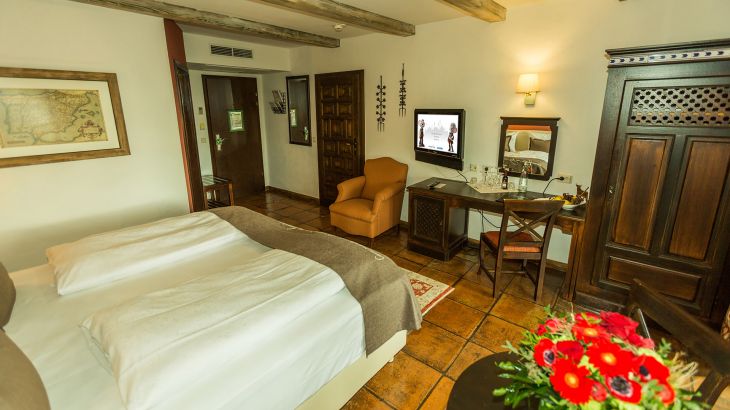 Komfort-Zimmer Hotel El Andaluz Schlafzimmer. Schrank. Schreibtisch und Sitzmöglichkeiten