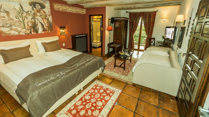 Komfort-Zimmer Hotel El Andaluz Doppelbett, Wandbild und hohes Fenster