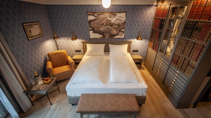 Komfort-Zimmer Hotel Krønasår Doppelbett und Bücherregal