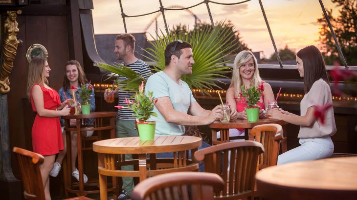 Personen unterhalten sich an Deck der Magellan Lounge