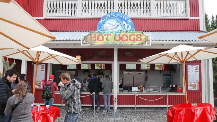 Moby Dick Hot Dogs Gäste essen an den Tischen