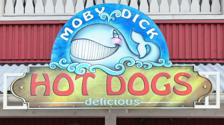 Moby Dick Hot Dogs Schild am Dach