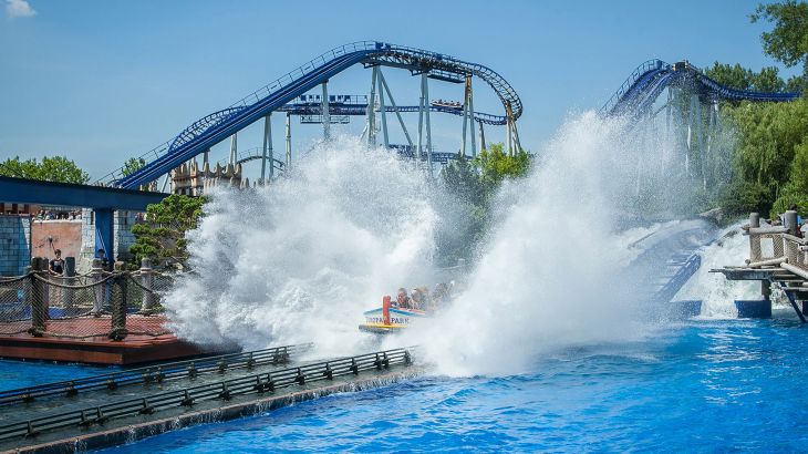 Besucher bei der Abfahrt der Wasserachterbahn Poseidon