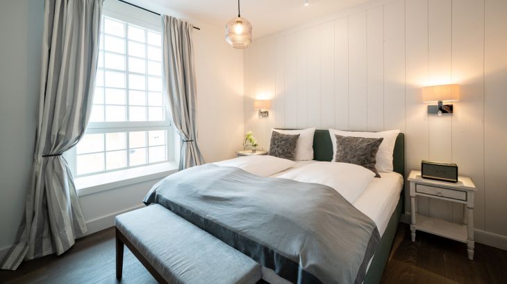 Presidentiële suite Ingrid hotel Krønasår slaapkamer met groot venster