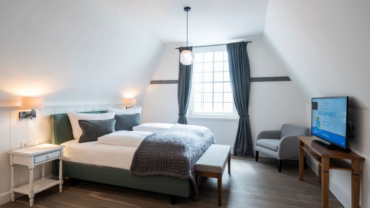 Präsidentensuite Hotel Kronasar Schlafzimmer mit Fernseher und großem Fenster