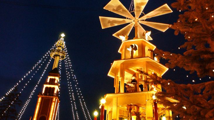 Beleuchtete Riesen-Weihnachtspyramide am Abend