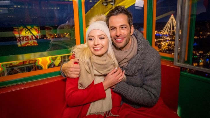 Paar in der Gondel des Riesenrades, im Hintergrund sieht man den Europa-Park von oben