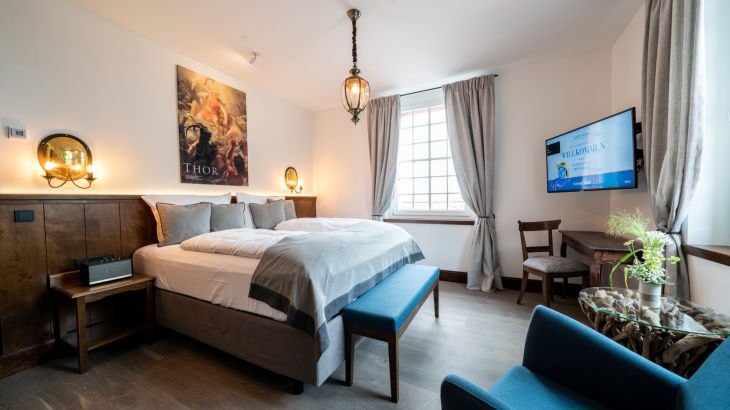 Royal Suite Thor Hotel Krønasår Schlafzimmer mit Fernseher und Fenster