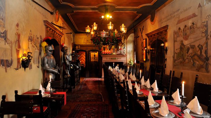 Restaurant Schloss Balthasar von innen mit gedeckten Tischen