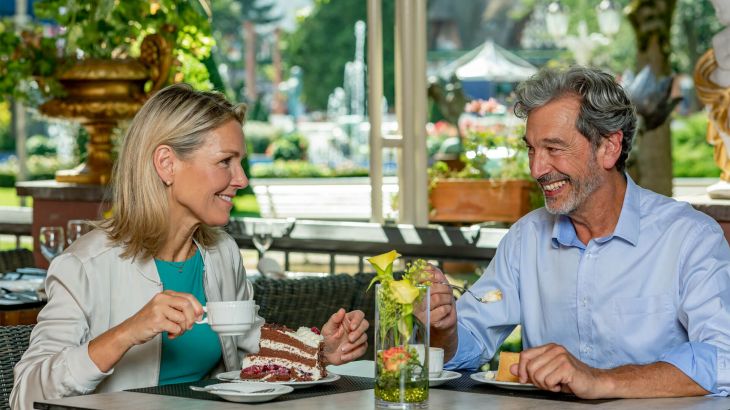 Paar beim Kaffetrinken im Restaurant Schloss Balthasar