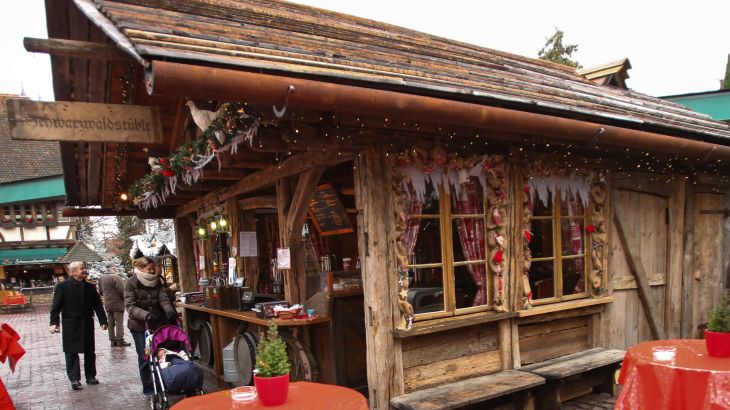 Frau mit Kinderwagen vor dem Schwarzwaldstüble