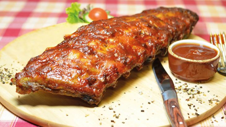 Spareribs mit Dip auf einem Brett angerichtet