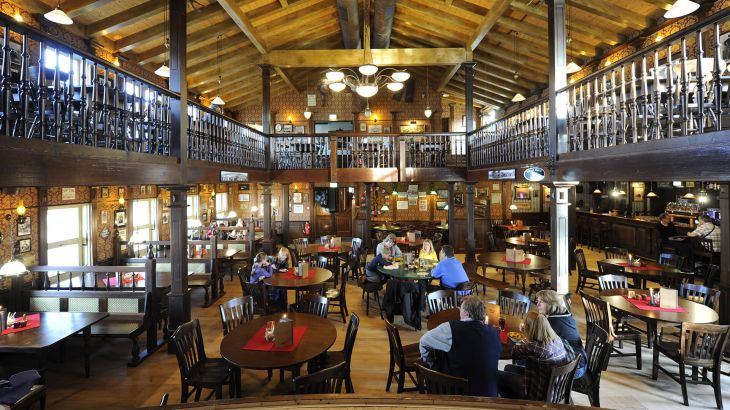 Der authentische Gastraum des Silver Lake Saloons im Stil eines alten Western-Saloons.