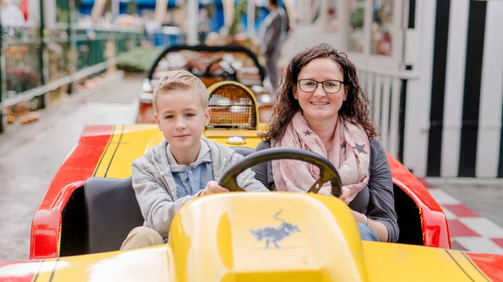 Mutter und Sohn im Rennwagen auf der Silverstone-Piste