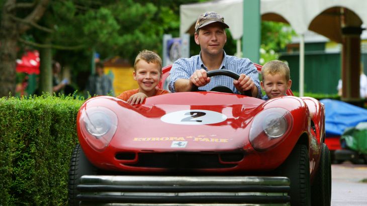 Vater fährt mit seinen Söhnen im Rennwagen der Silverstone-Piste