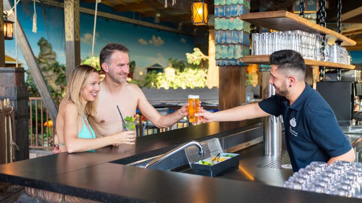 Ein Paar an der Skål Bar (Rulantica Gastronomie)
