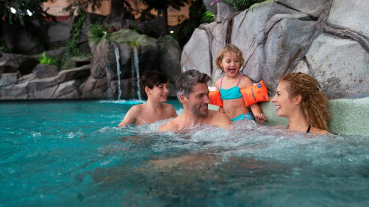 Familie im Wasser der Skog Lagune