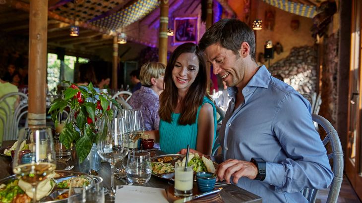 Paar beim Essen im Innenraum des Restaurants